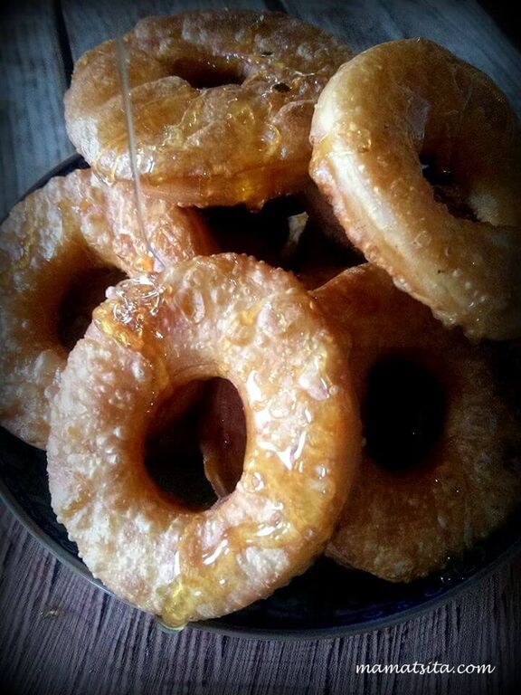 Δηλαδή, τηγανίζεις σε μπόλικο σπορέλαιο το οποίο έχει ζεσταθεί καλά για ένα λεπτό περίπου, γυρνώντας τους «λουκουμάδες» αρκετές φορές για να ψηθούν μέχρι μέσα. Τους τοποθετείς σε μια πιατέλα με απορροφητικό χαρτί και μόλις έτοιμοι για σερβίρισμα τους ραντ