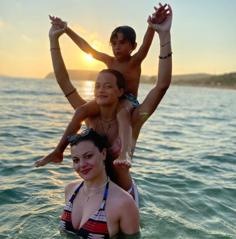 Δωροθέα Μερκούρη: Η καλοκαιρινή φωτογραφία με τις κόρες της στη θάλασσα