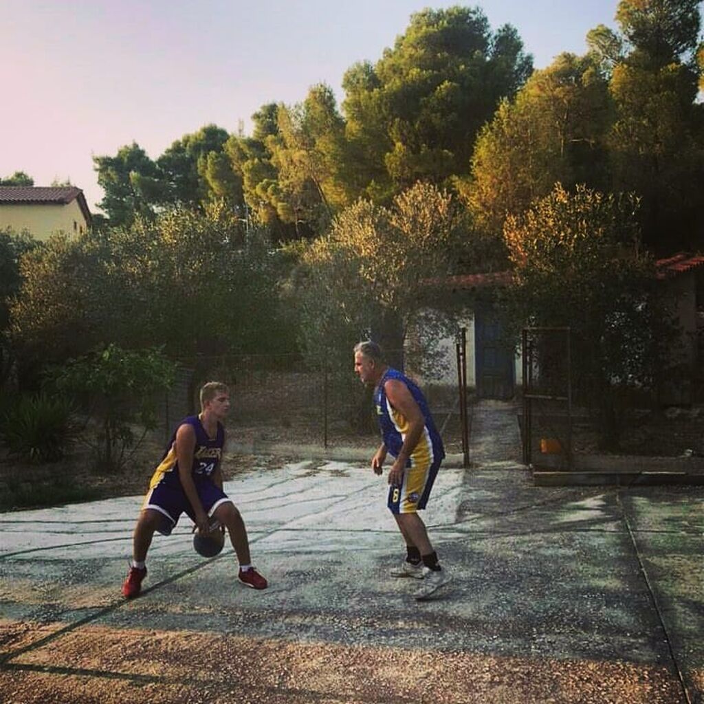 Πάσχαλης & Αχιλλέας Τσαρούχας: Μπαμπάς & γιος παίζουν μπάσκετ-Υπέροχες φώτο