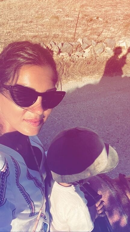 Σταματίνα Τσιμτσιλή: Οι πόζες με τις κόρες της και τον γιο της