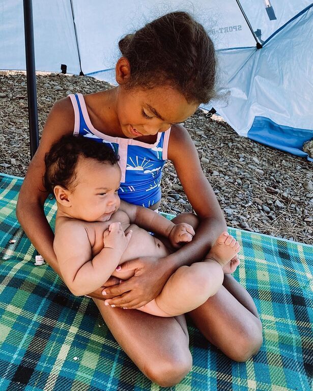 Luna: Το κορίτσι που φροντίζει τα μικρότερα αδέρφια της σαν μαμά (pics)