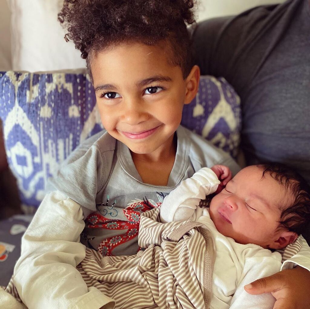 Luna: Το κορίτσι που φροντίζει τα μικρότερα αδέρφια της σαν μαμά (pics)