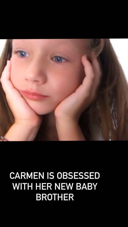 H Carmen έχει τρελαθεί με το μικρότερο αδερφάκι της.. 