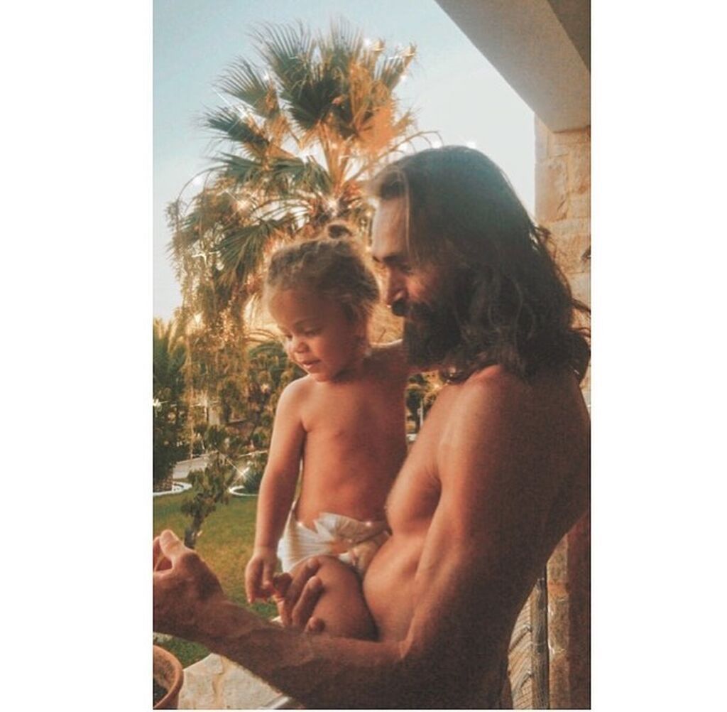 Αυτά τα δίδυμα κουκλιά έχουν διάσημους Έλληνες γονείς (pics)