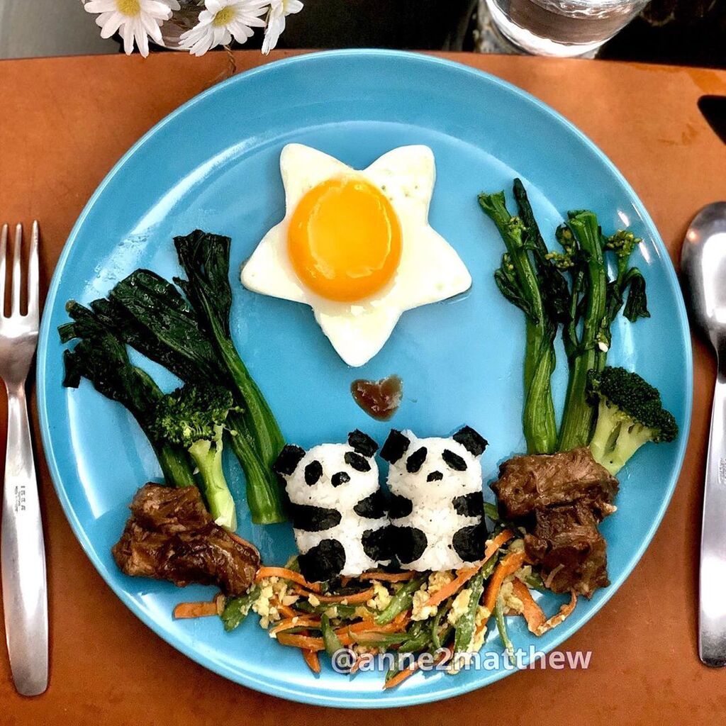 Μαμά φτιάχνει πρωινό με αυγά στα παιδιά της και οι δημιουργίες της είναι φανταστικές  