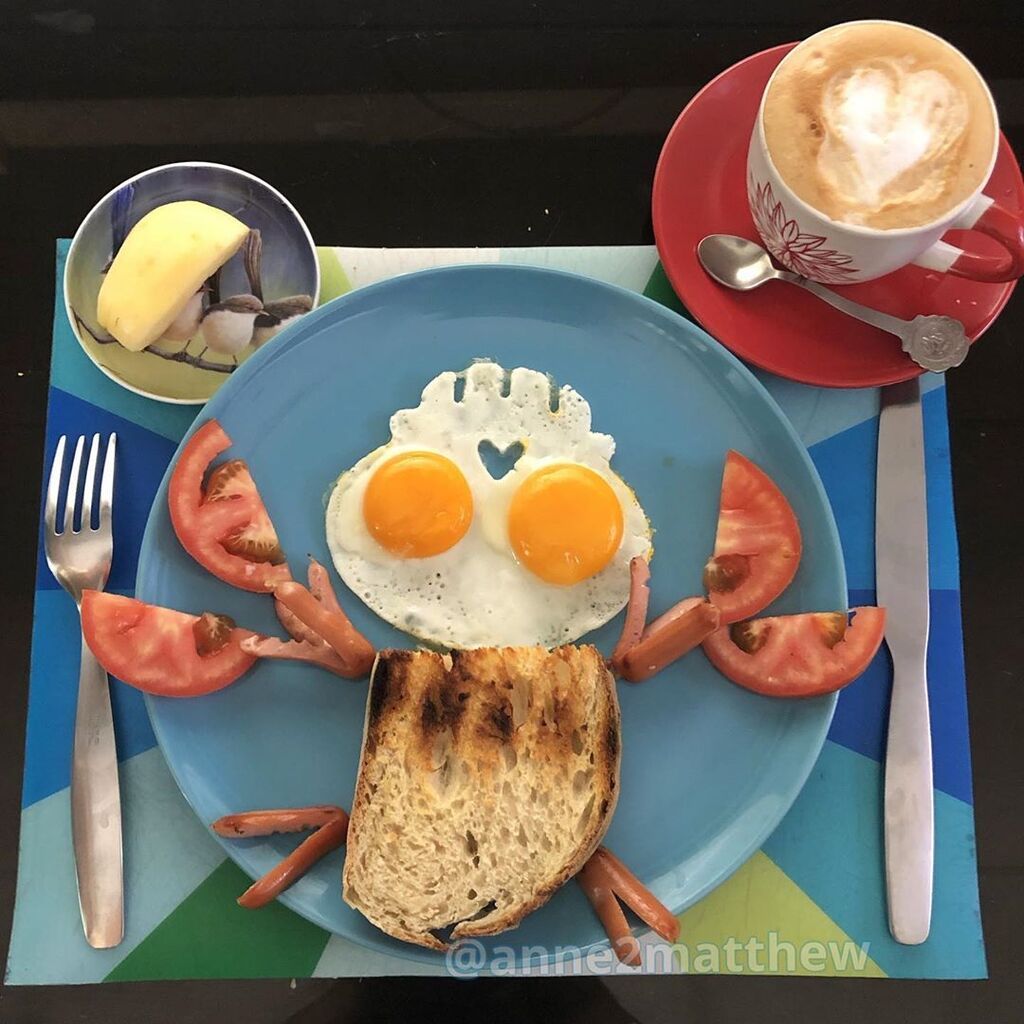 Μαμά φτιάχνει πρωινό με αυγά στα παιδιά της και οι δημιουργίες της είναι φανταστικές  