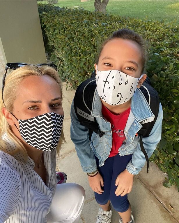 Έλενα Ασημακοπούλου: "Πρώτη μέρα στο σχολείο με ανάμεικτα συναισθήματα!!! Αγωνία, Ανυπομονησία, Χαρά που συνάντησε ξανά τις φίλες της αλλά και ταυτόχρονα σε απόσταση με την μασκουλα της να καταπιέζει κατα κάποιο τρόπο τα συναισθήματα της