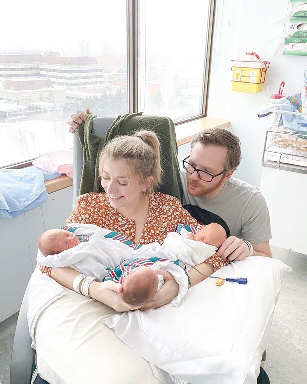 Μαμά φωτογραφίζεται με τα νεογέννητα μωρά της που βγήκαν από την εντατική 