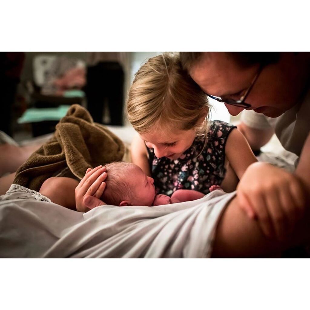 Η στιγμή που ένα παιδί συναντά το νεογέννητο αδερφάκι του - Υπέροχες φώτο