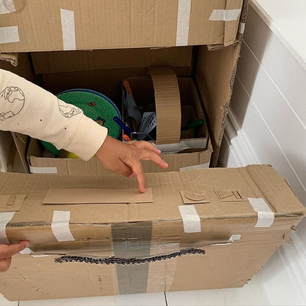 Μαμά δύο παιδιών φτιάχνει εντυπωσιακά παιχνίδια από χαρτόνι - Δείτε τα