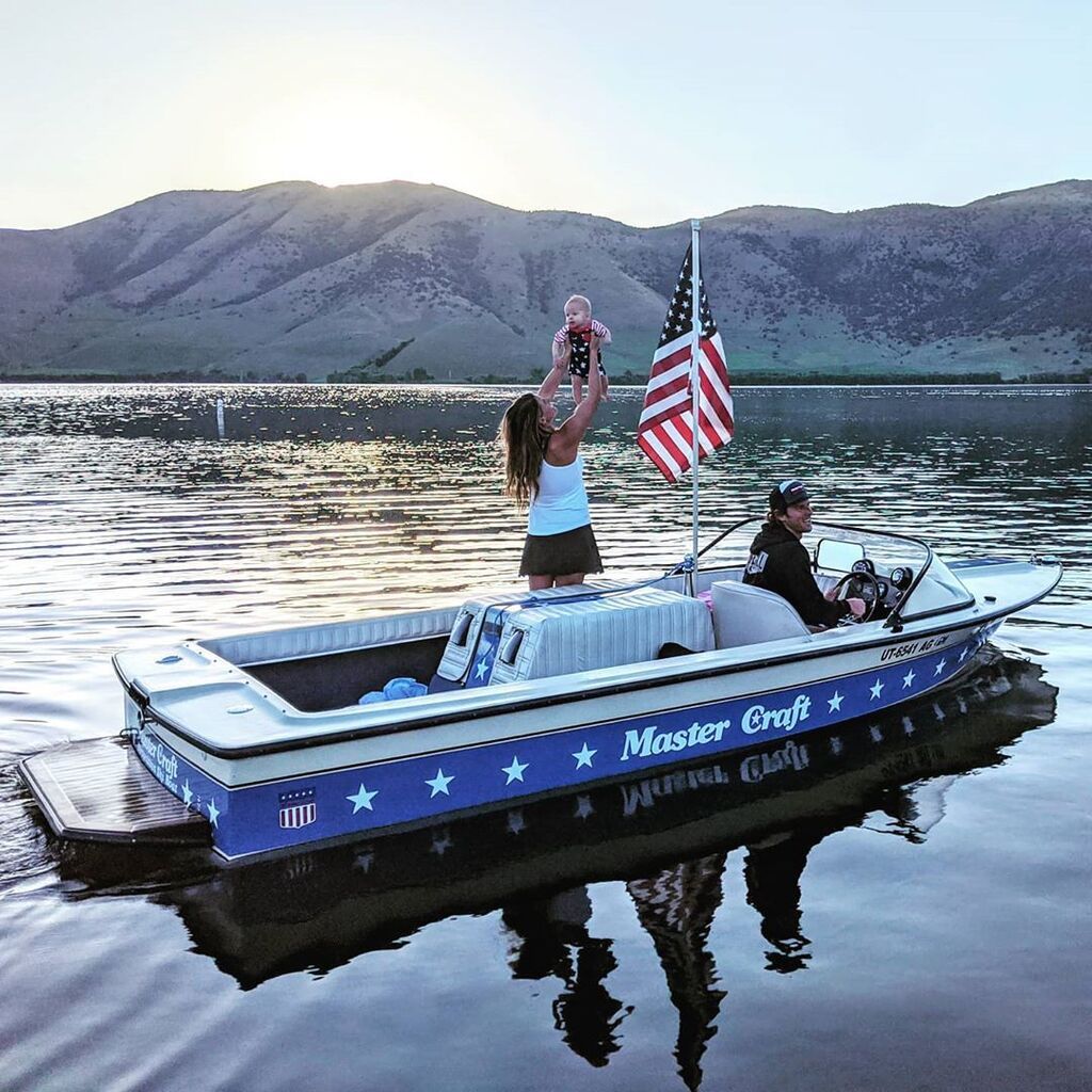 Μωράκι 6 μηνών κάνει θαλάσσιο σκι και το διαδίκτυο διχάζεται 