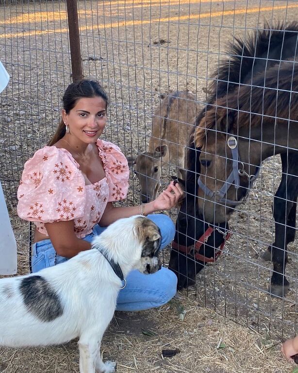 Σταματίνα Τσιμτσιλή: Η κόρη της Νάγια κάνει photobombing