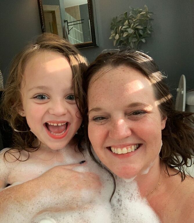 Γέννησε πρόωρα και η φωτογραφία της συγκινεί