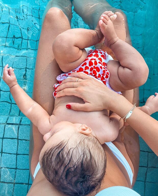 Διάσημη Ελληνίδα μαμά ντύθηκε ασορτί με την μπέμπα της