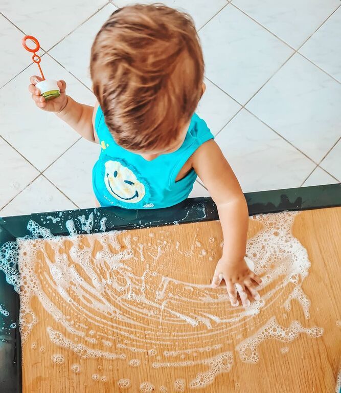 Τζένη Θεωνά: Δείτε τι έκανε ο γιος της στη βεράντα και τον απαθανάτισε