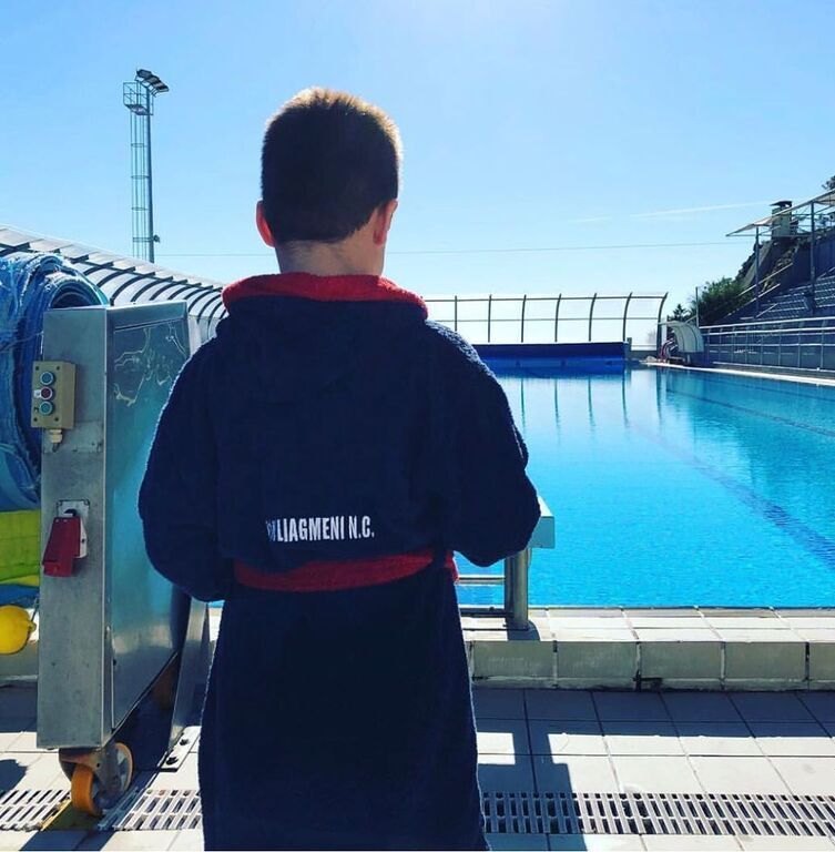 Φαίη Σκορδά: Διαβάζει τον γιο της ιστορία (pics) 