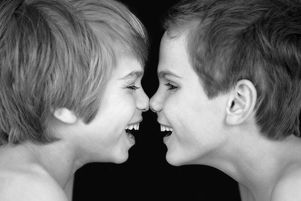 Μαμά με δίδυμα και τρίδυμα φωτογραφίζει τη μοναδικότητα της οικογένειάς της