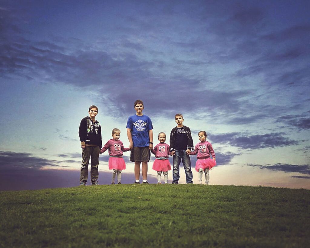 Μαμά με δίδυμα και τρίδυμα φωτογραφίζει τη μοναδικότητα της οικογένειάς της