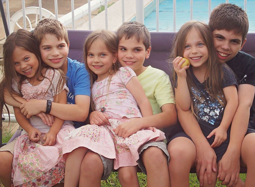 Μαμά με δίδυμα και τρίδυμα φωτογραφίζει τη μοναδικότητα της οικογένειάς της