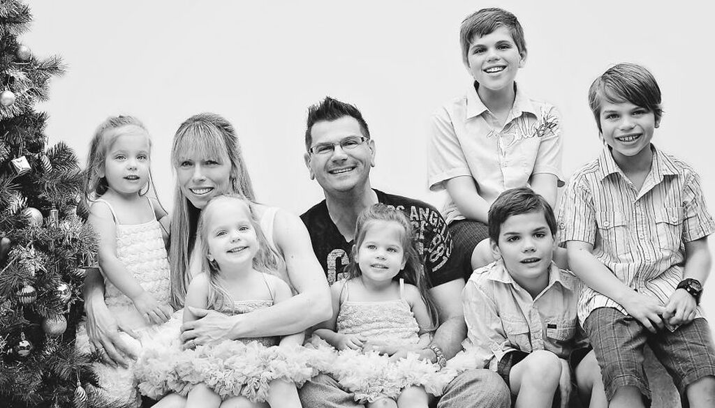 Μαμά με δίδυμα και τρίδυμα φωτογραφίζει τη μοναδικότητα της οικογένειάς της