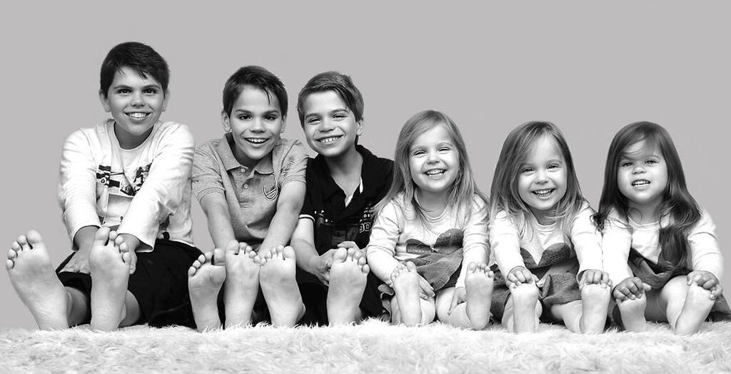 Μαμά με δίδυμα και τρίδυμα φωτογραφίζει τη μοναδικότητα της οικογένειάς της