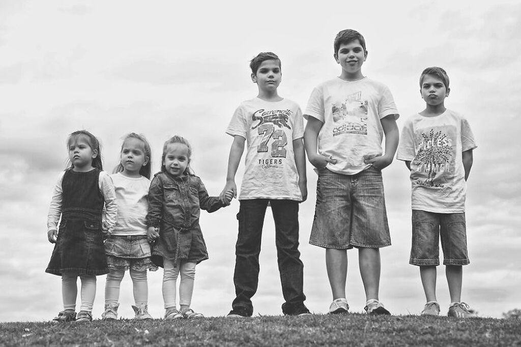 Μαμά με δίδυμα και τρίδυμα φωτογραφίζει τη μοναδικότητα της οικογένειάς της