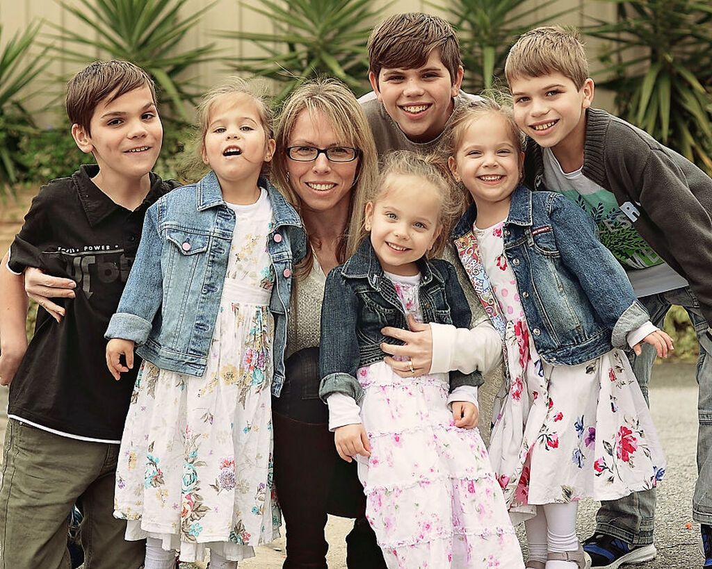 Μαμά με δίδυμα και τρίδυμα φωτογραφίζει τη μοναδικότητα της οικογένειάς της