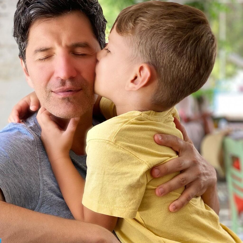 Αλέξανδρος Ρουβας: Έγινε 9 ετών - Δείτε την υπέροχη φώτο με τους γονείς του