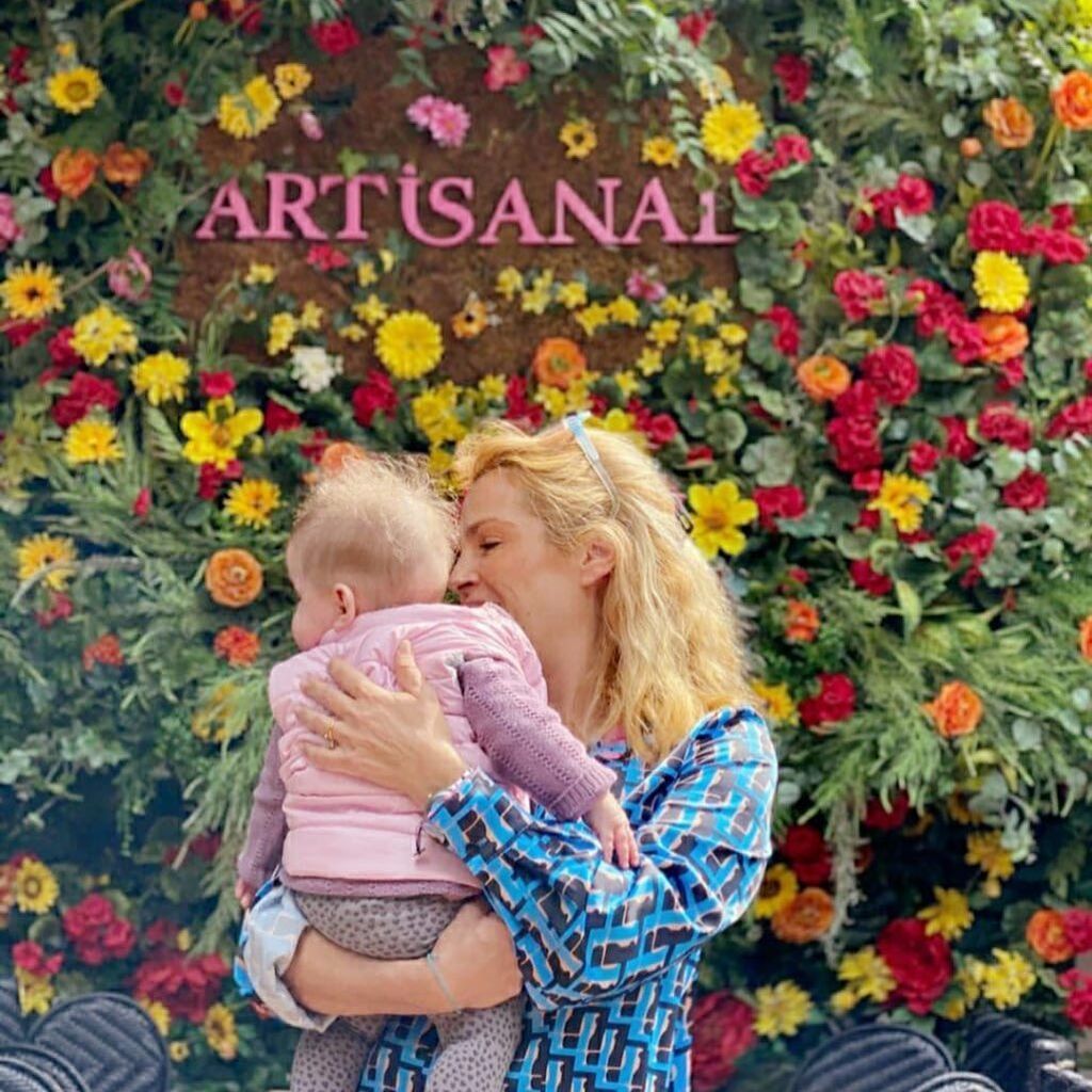 Τζένη Μπότση: Διαβάζει στην κόρη της παραμύθι (pics) 