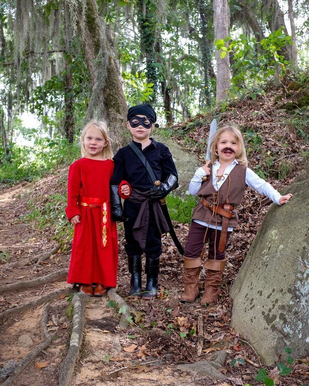 Μαμά ντύνει καθημερινά τα παιδιά της με στολές από αγαπημένες ταινίες