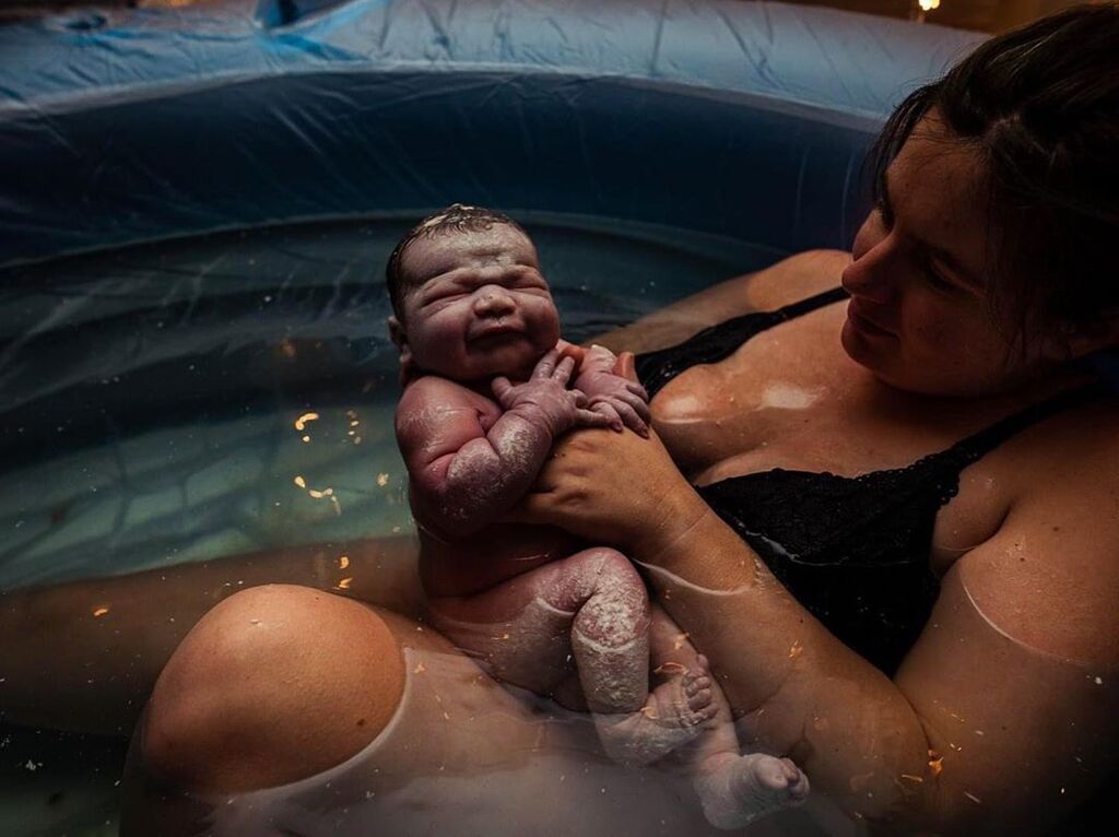 Αυτή η φωτογραφία των δίδυμων μωρών με το χέρι στο στόμα έγινε viral 