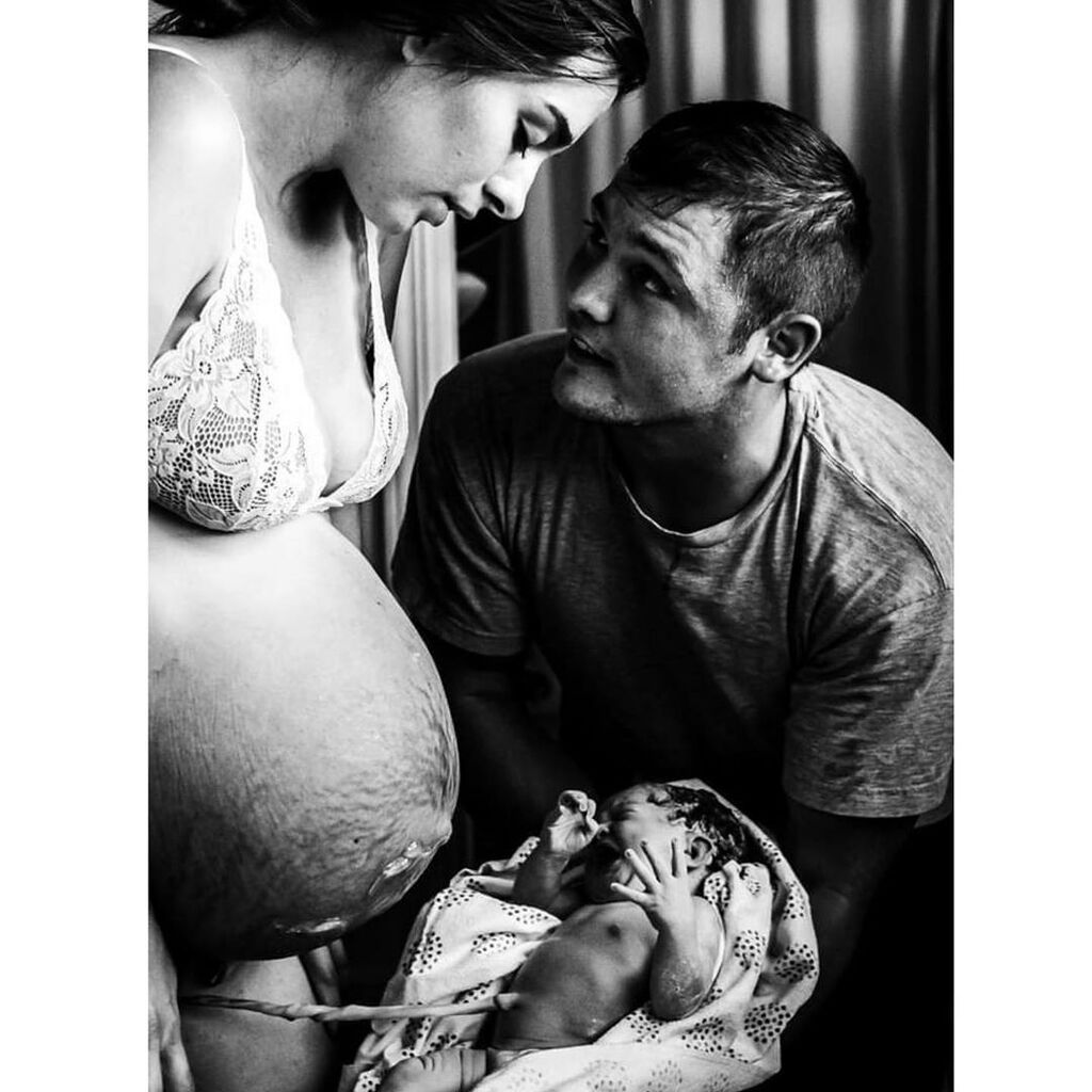 Αυτή η φωτογραφία των δίδυμων μωρών με το χέρι στο στόμα έγινε viral 