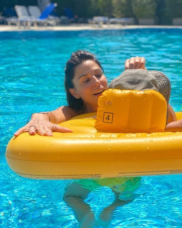 Κατερίνα Παπουτσάκη: Παιχνίδια με τον γιο της στο πάτωμα του σπιτιού 