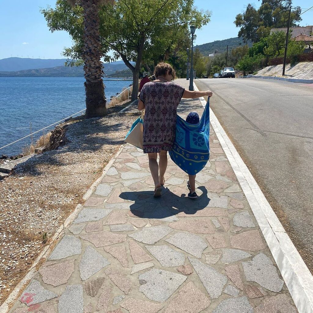 Κι όμως! Ελληνίδα δημοσιογράφος στόλισε το χριστουγεννιάτικο δέντρο