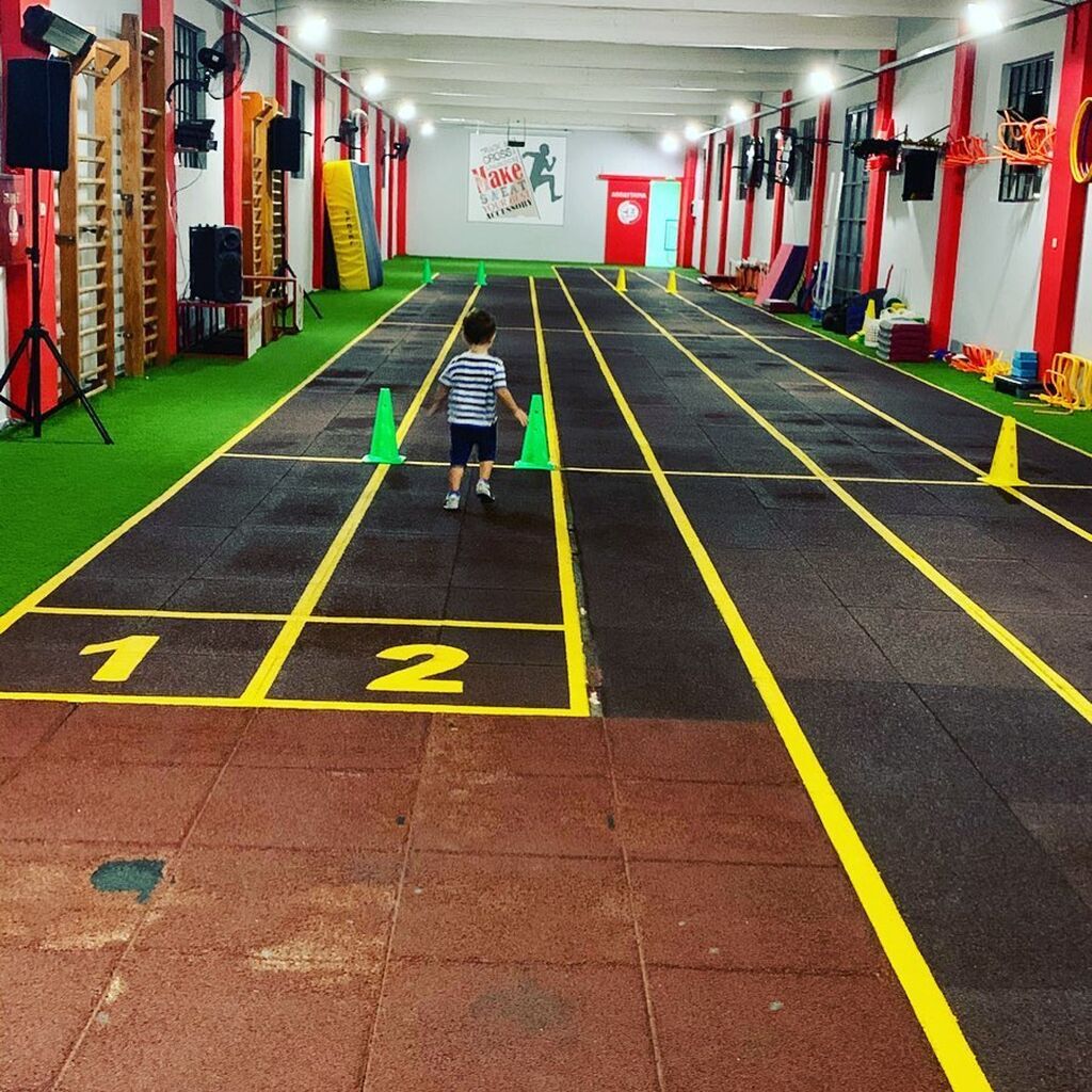 Κι όμως! Ελληνίδα δημοσιογράφος στόλισε το χριστουγεννιάτικο δέντρο