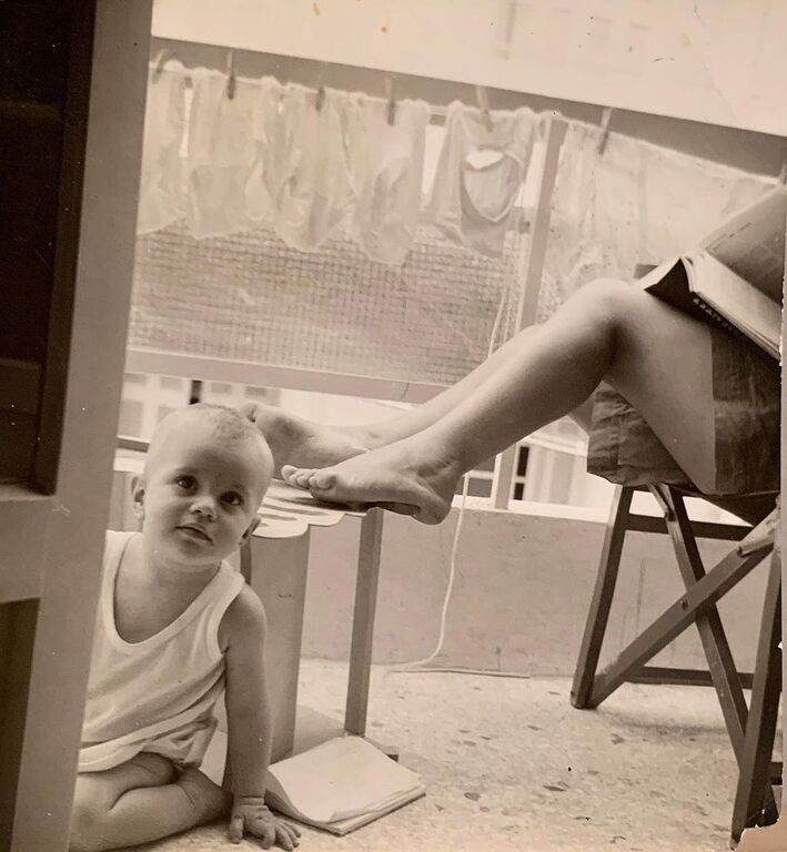 "Τσα! Κάποτε ήμουν σ αυτή τη κατάσταση. Με τη μανούλα μου.
Μ αρέσει αυτή η φωτογραφία. Με κάνει να θέλω να τραγουδάω τραγούδια απ τη Λιλιπούπολη. Την έβγαλε ο οφίσιαλ με μια Leica που είχε τότε. Έβγαζε πάντα ωραιες φωτογραφίες. Έχω πολλές"