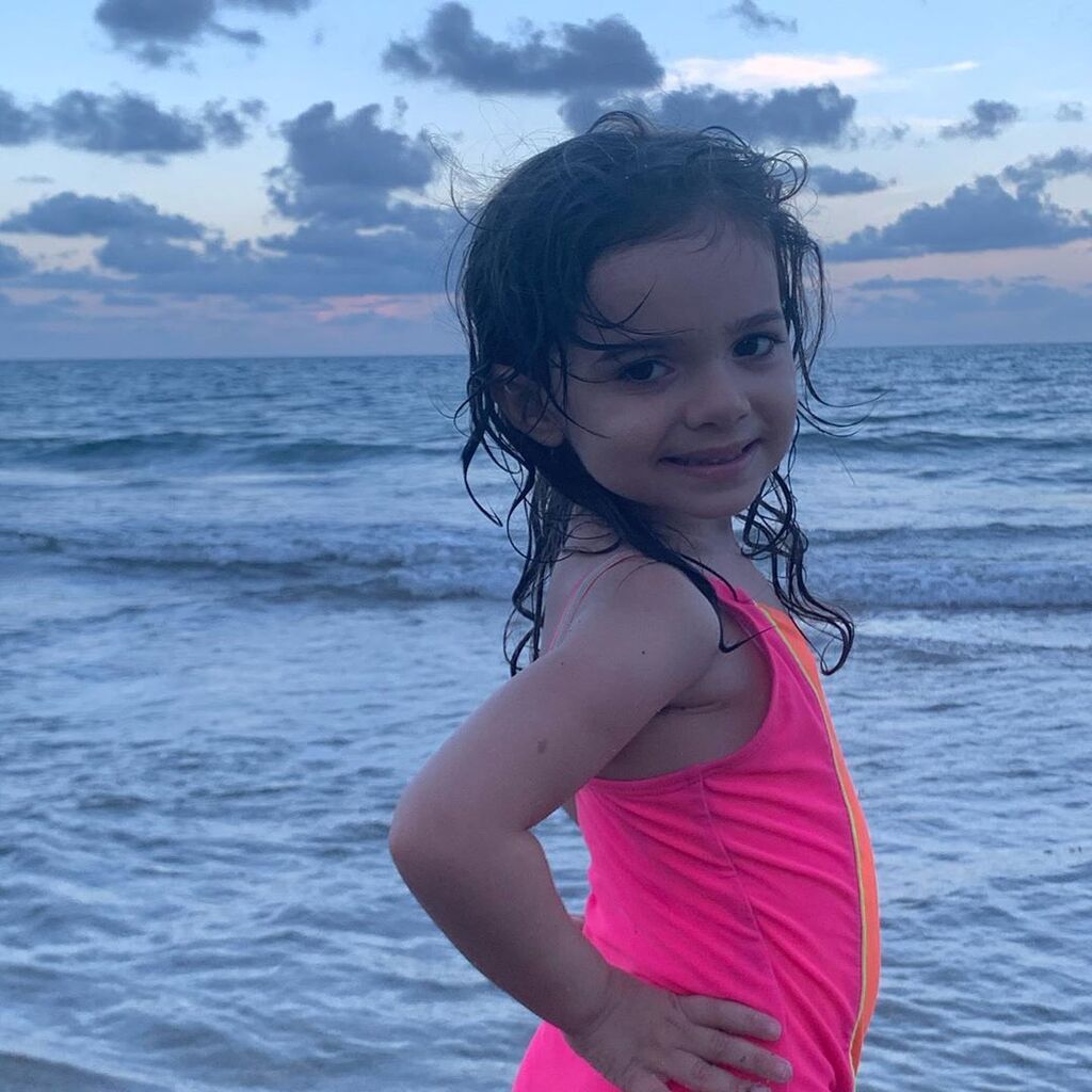 Καλομοίρα: Η κόρη της κάνει…πασαρέλα φορώντας τα παπούτσια της 