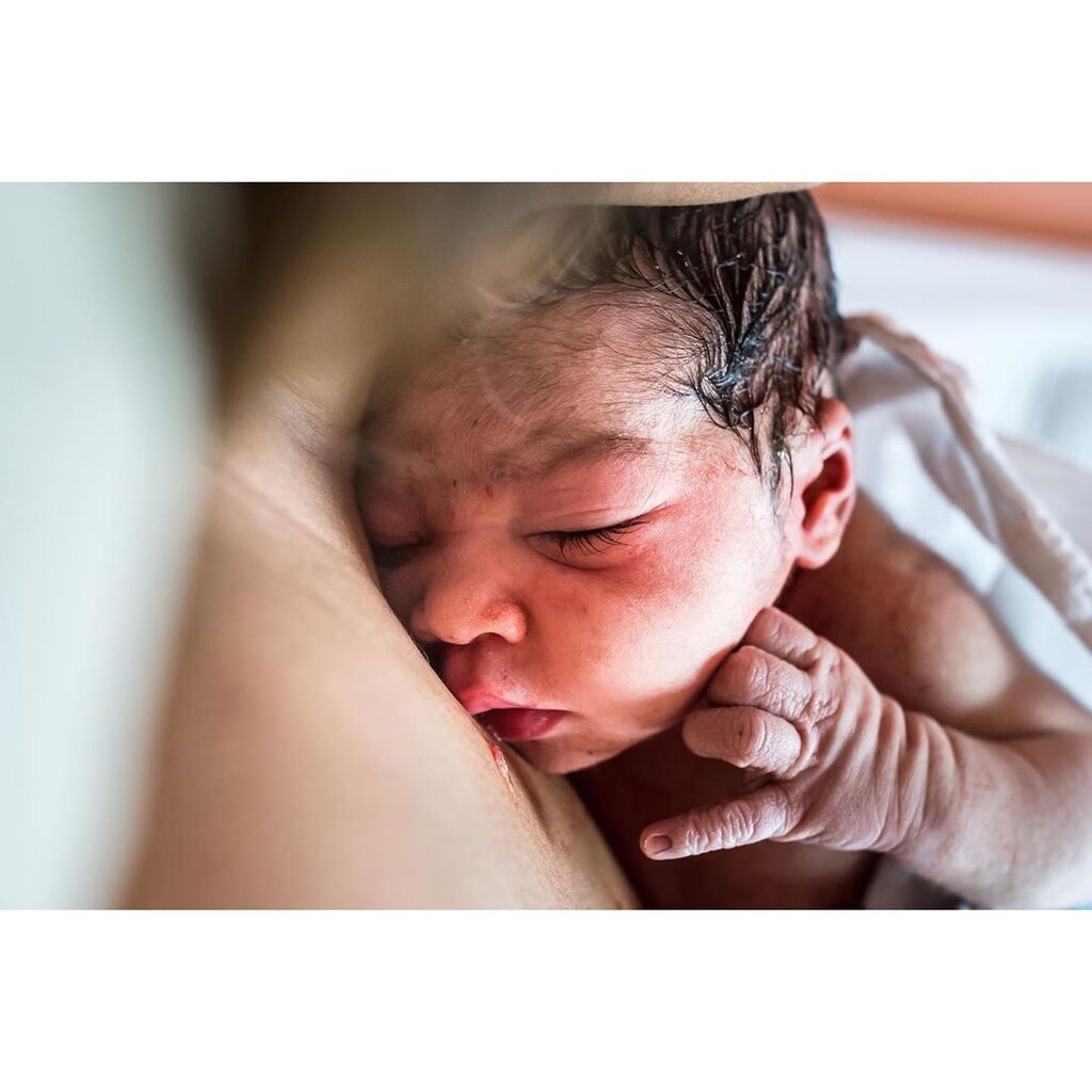 Μαμά και νεογέννητο: Η πρώτη αγκαλιά μέσα από εκπληκτικές φωτογραφίες