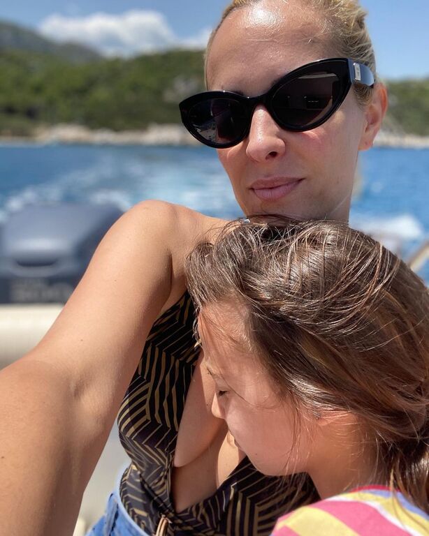 Διάσημος μπαμπάς χτενίζει την κόρη του - Μαντεύετε ποιος είναι;