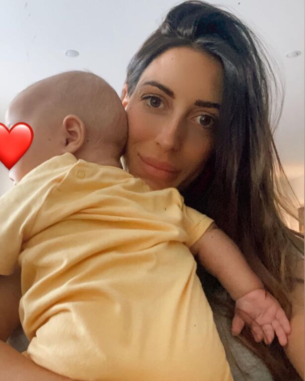 Φλορίντα Πετρουτσέλι: Φωτογραφίζεται με φόντο το χριστουγεννιάτικο δέντρο 