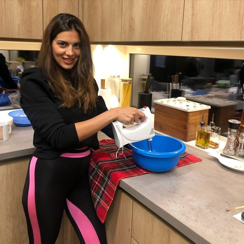 Ένα κολάν γυμναστικής με Neon λεπτομέρειες για να αποφύγεις τη μονοχρωμία, όπως η Σταματίνα Τσιμτσιλή