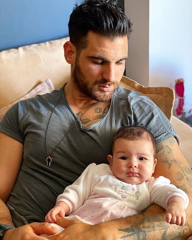 Ετεοκλής Παύλου: Ποζάρει με την κόρη του μπροστά στο στολισμένο δέντρο 