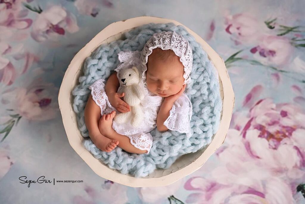 Νεογέννητα φωτογραφίζονται αγκαλιά με πάνινα ζωάκια και είναι αξιαγάπητα
