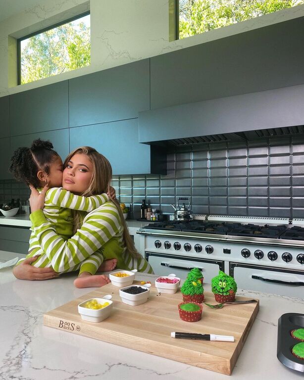 Φτιάξτε τα Grinch Cupcakes που έφτιαξε η Kylie Jenner με την Stormi (vid)