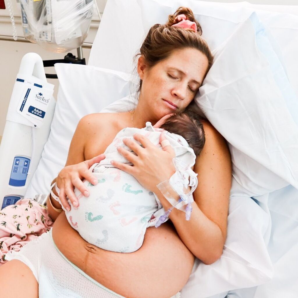 Πριν και μετά: Μαμά ποζάρει μετά τον τοκετό και στέλνει το δικό της μήνυμα