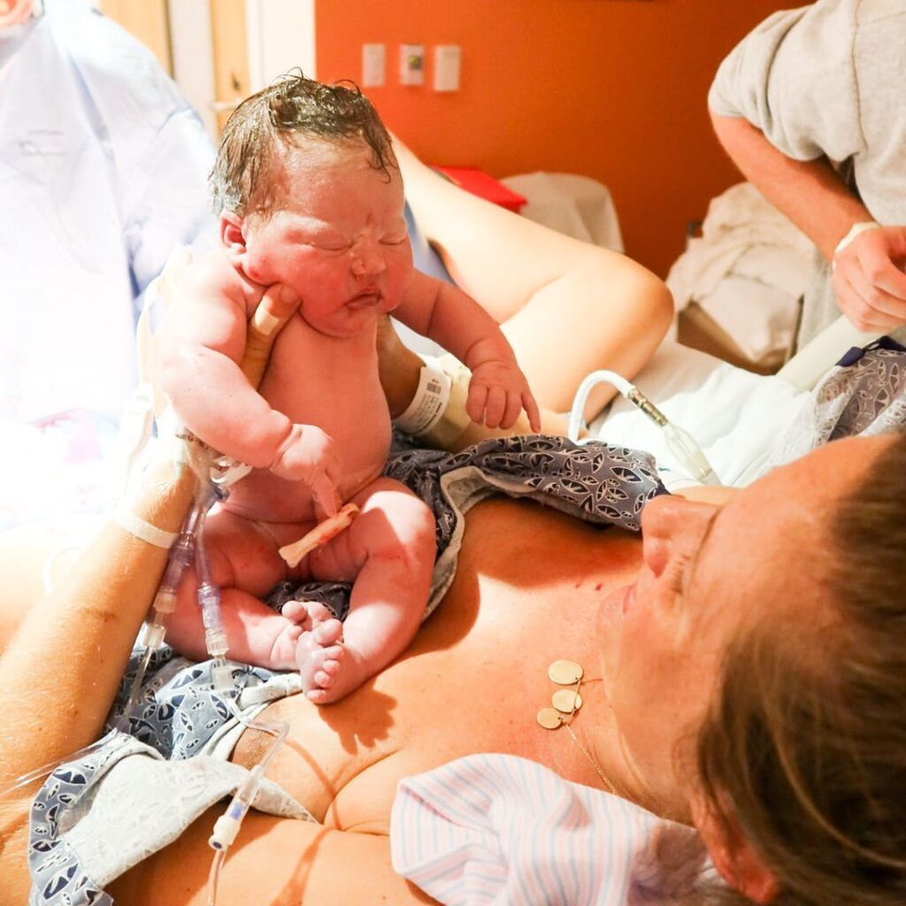 Πριν και μετά: Μαμά ποζάρει μετά τον τοκετό και στέλνει το δικό της μήνυμα