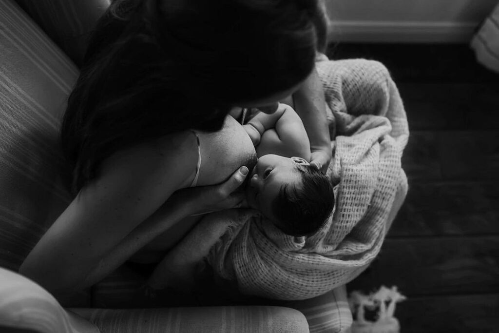 Πριν και μετά: Μαμά ποζάρει μετά τον τοκετό και στέλνει το δικό της μήνυμα