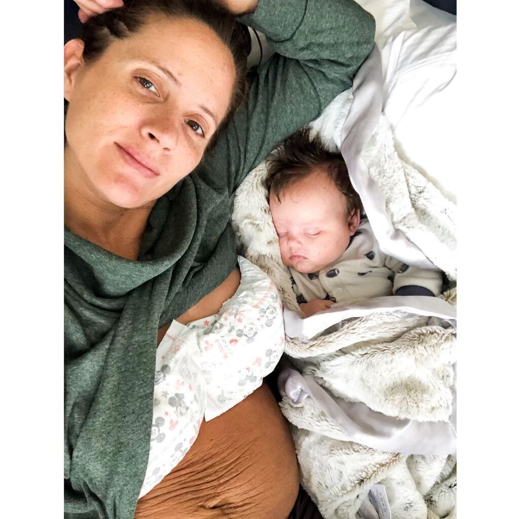 Πριν και μετά: Μαμά ποζάρει μετά τον τοκετό και στέλνει το δικό της μήνυμα