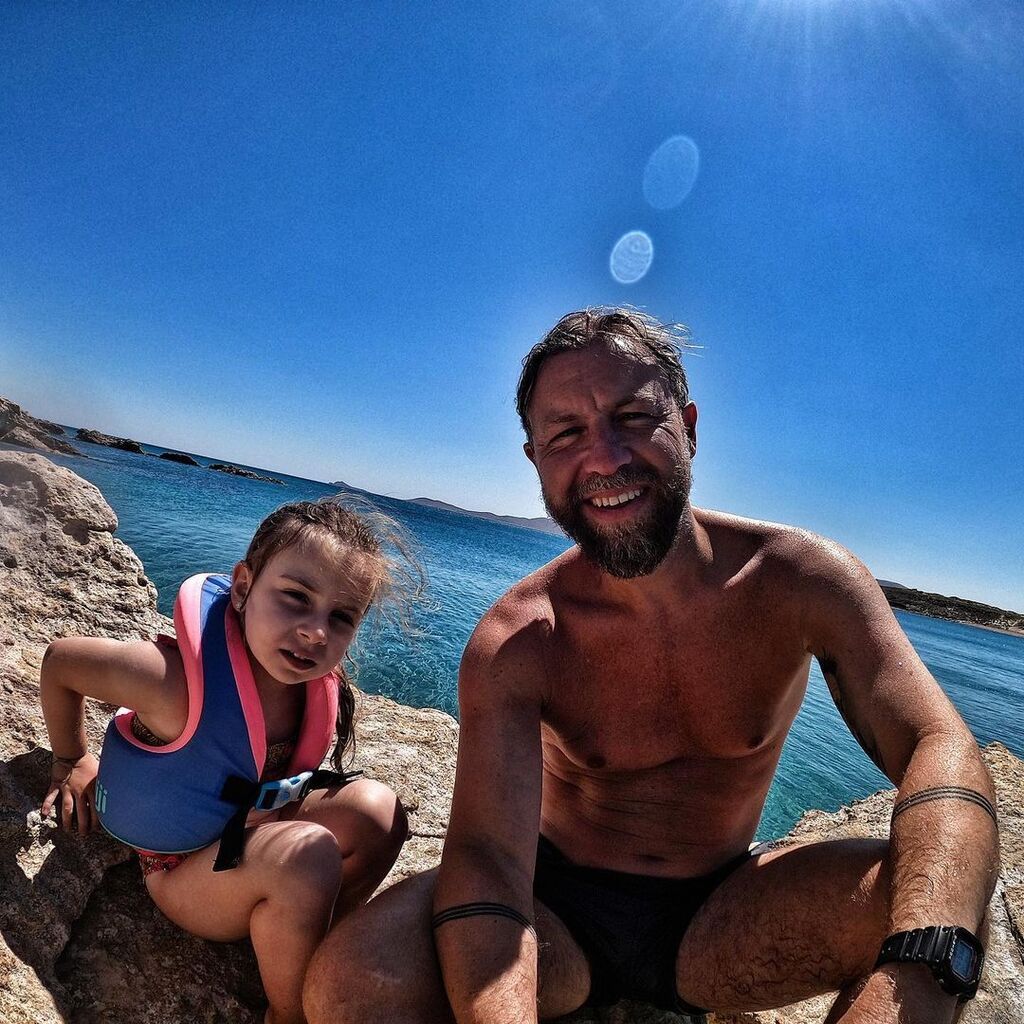 Γιάννης Βαρδής: Δείτε τον να φτιάχνει banana bread με την κόρη του (pics)