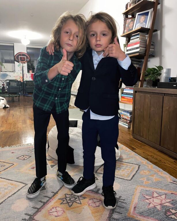 Η Σοφία Καρβέλα μοιράστηκε αυτή τη φωτογραφία των γιων της λέγοντας: "Τα αγόρια ντύθηκαν και είναι έτοιμα να γιορτάσουν"